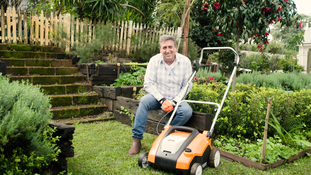 Trevor Cochrane Menguji Jalan Scarifier Baterai RLA 240 BARU
